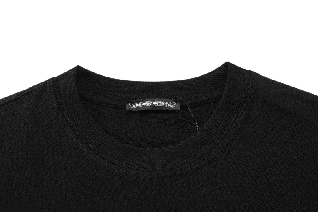 P150 Chrome Hearts Chrome Hearts 2026 official website new brand collection logo, same style for men and women, short-sleeved T-shirt ·Customized 300g 100% double yarn pure cotton fabric ·Dyeing 32 counts double-strand thread ·Collar label, hangtag, main mark and three labels complete Color: Black Size: XS S M L